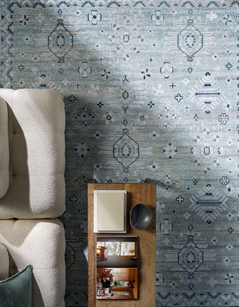 Almeria ALM-2302 Black / Burgandy Rug