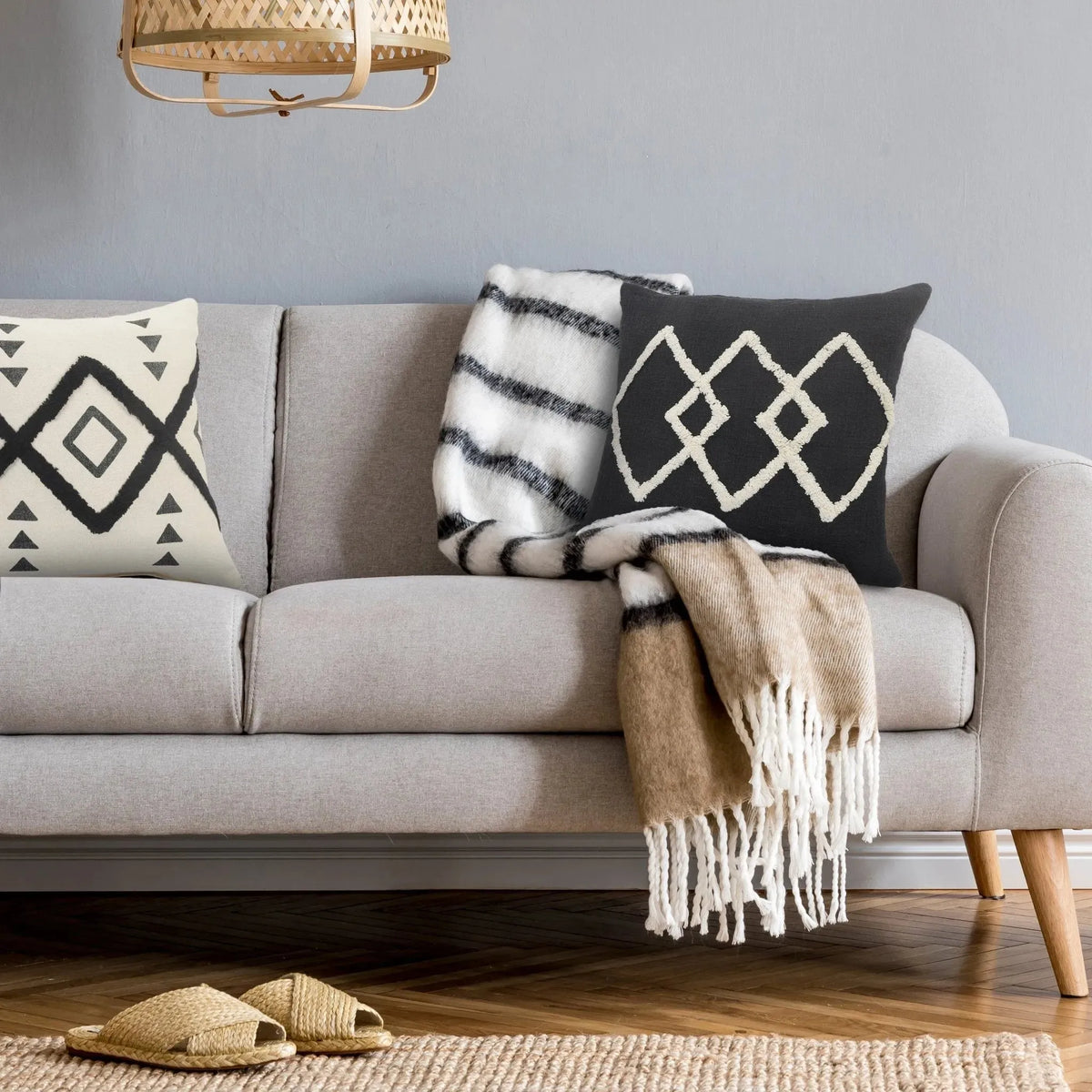 Avant-Garde Lr07542 White/Black Pillow