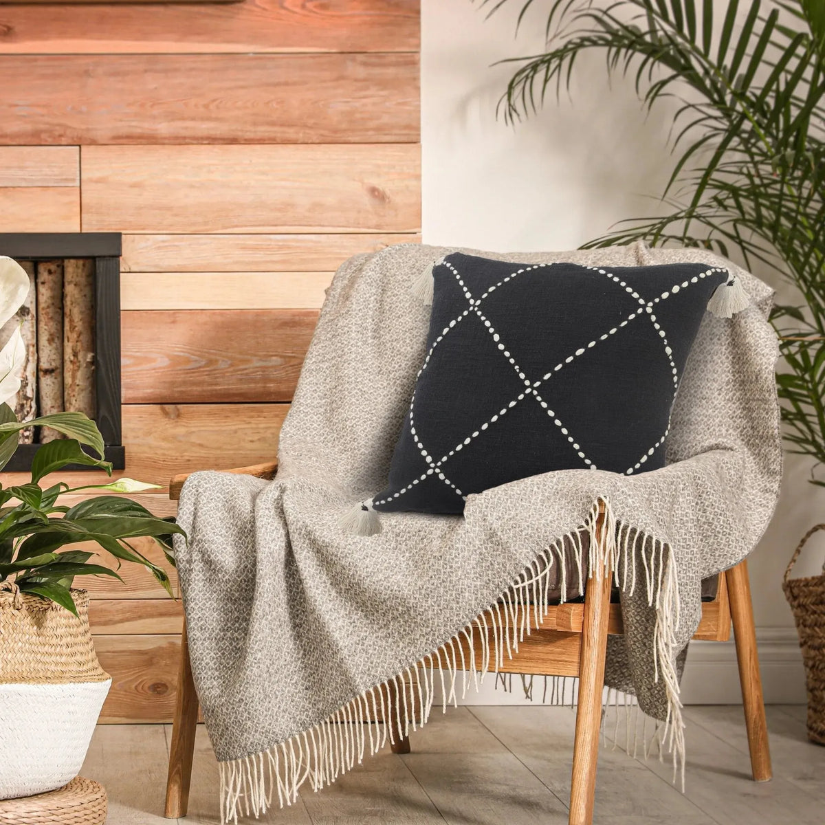 Avant-Garde Lr07543 White/Black Pillow