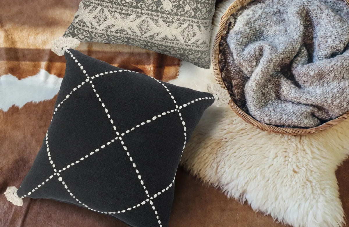 Avant-Garde Lr07543 White/Black Pillow