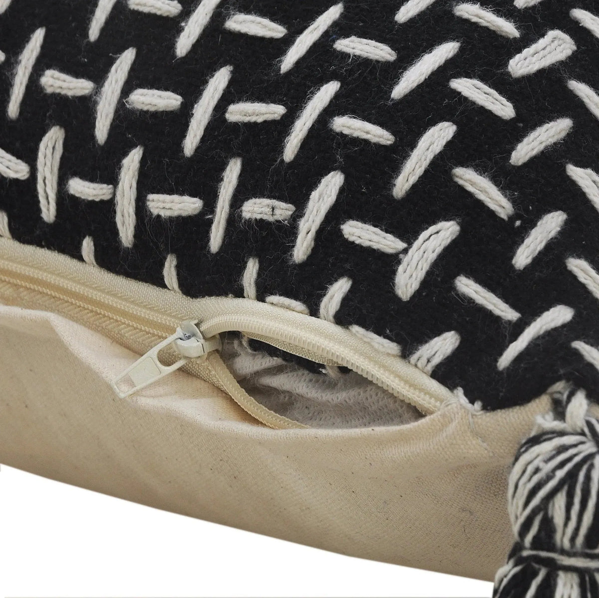 Elevate Lr07601 Black/White Pillow