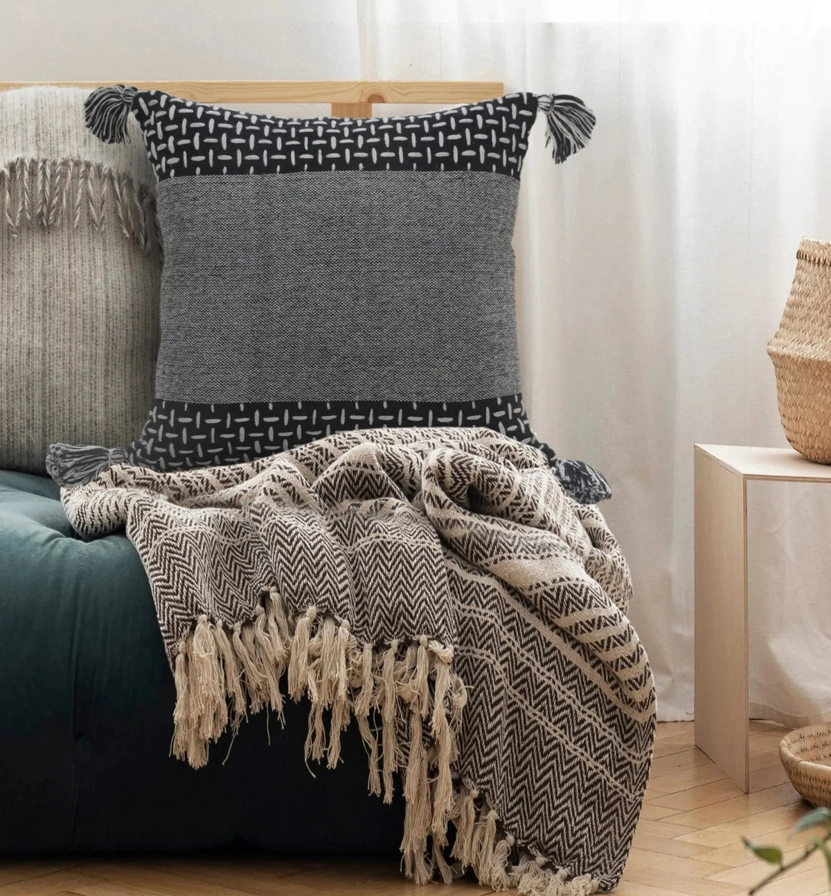 Elevate Lr07601 Black/White Pillow