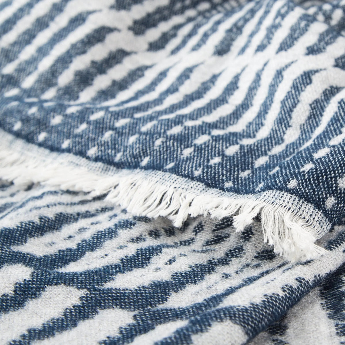 Hamlin HAM09 Lana Indigo/White Throw Blanket - Rug & Home