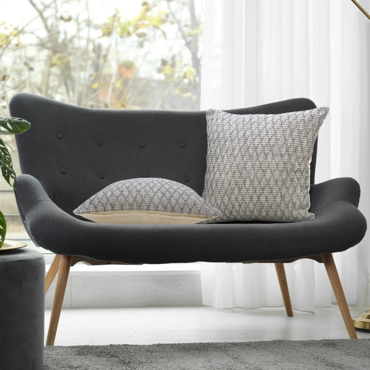 Insignia Lr07648 Gray Pillow