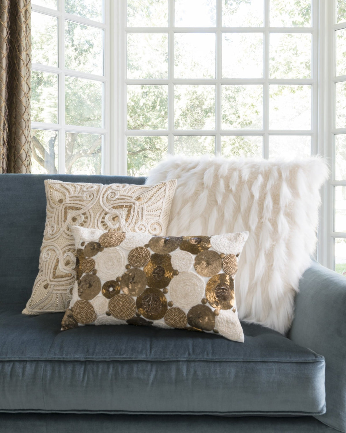 Loloi P0265 White Pillow