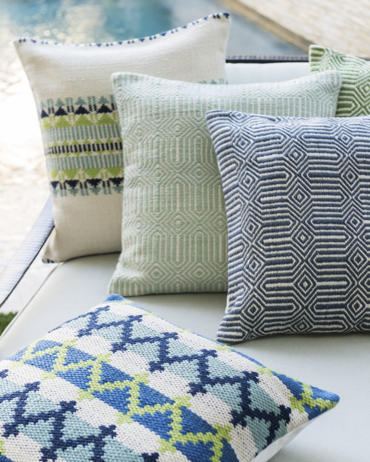 Loloi P0339 Aqua/Ivory Pillow