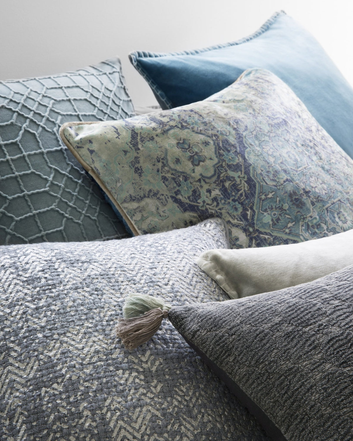 Loloi P0567 Grey Pillow