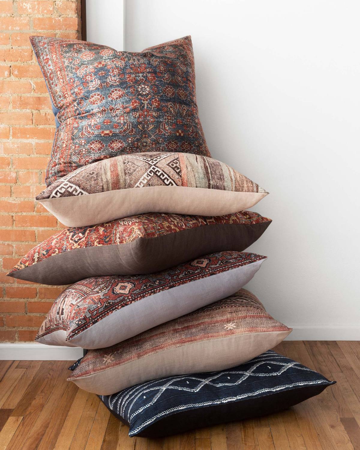Loloi P0727 Multi Pillow