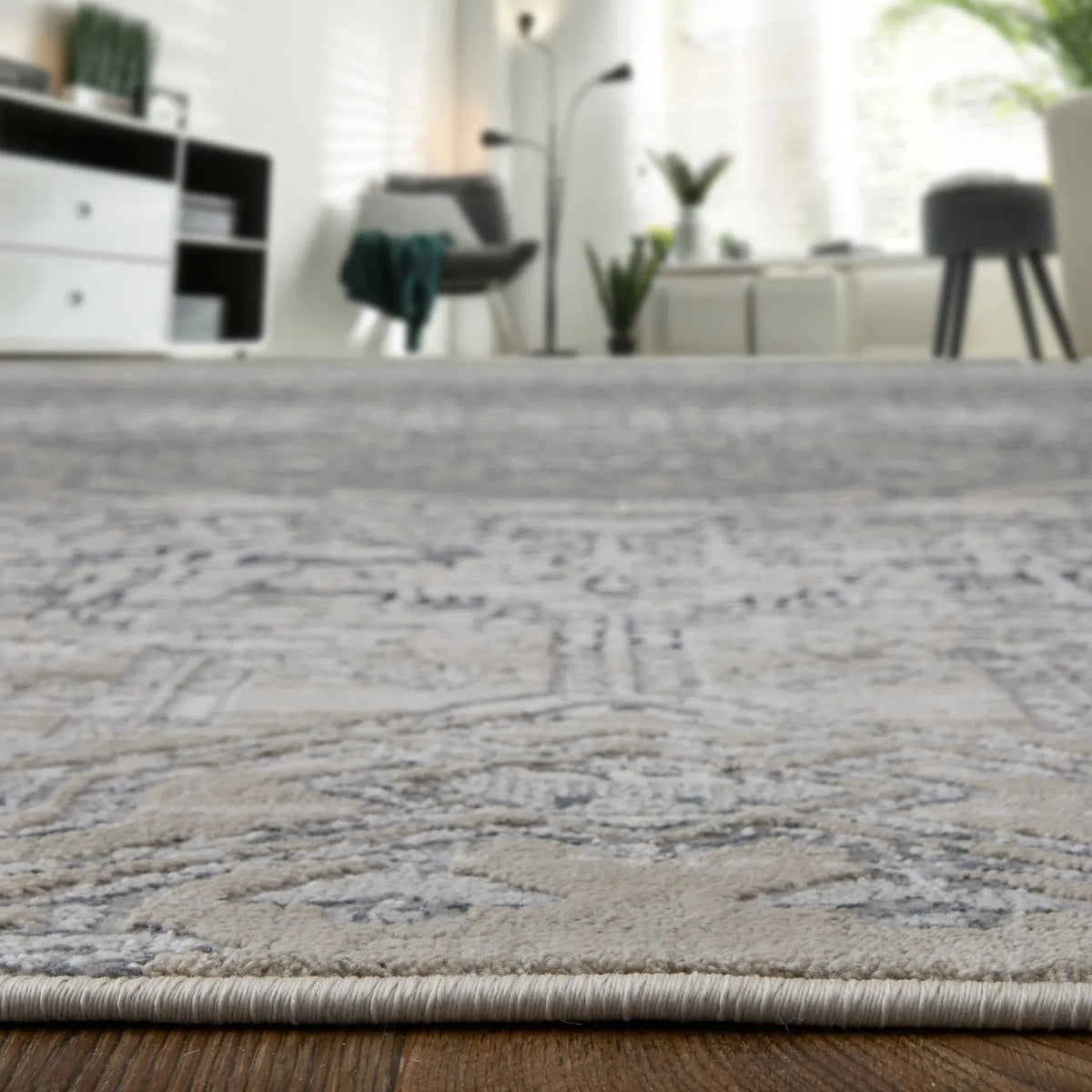 Macklaine MCK39LGF Ivory/Silver Rug