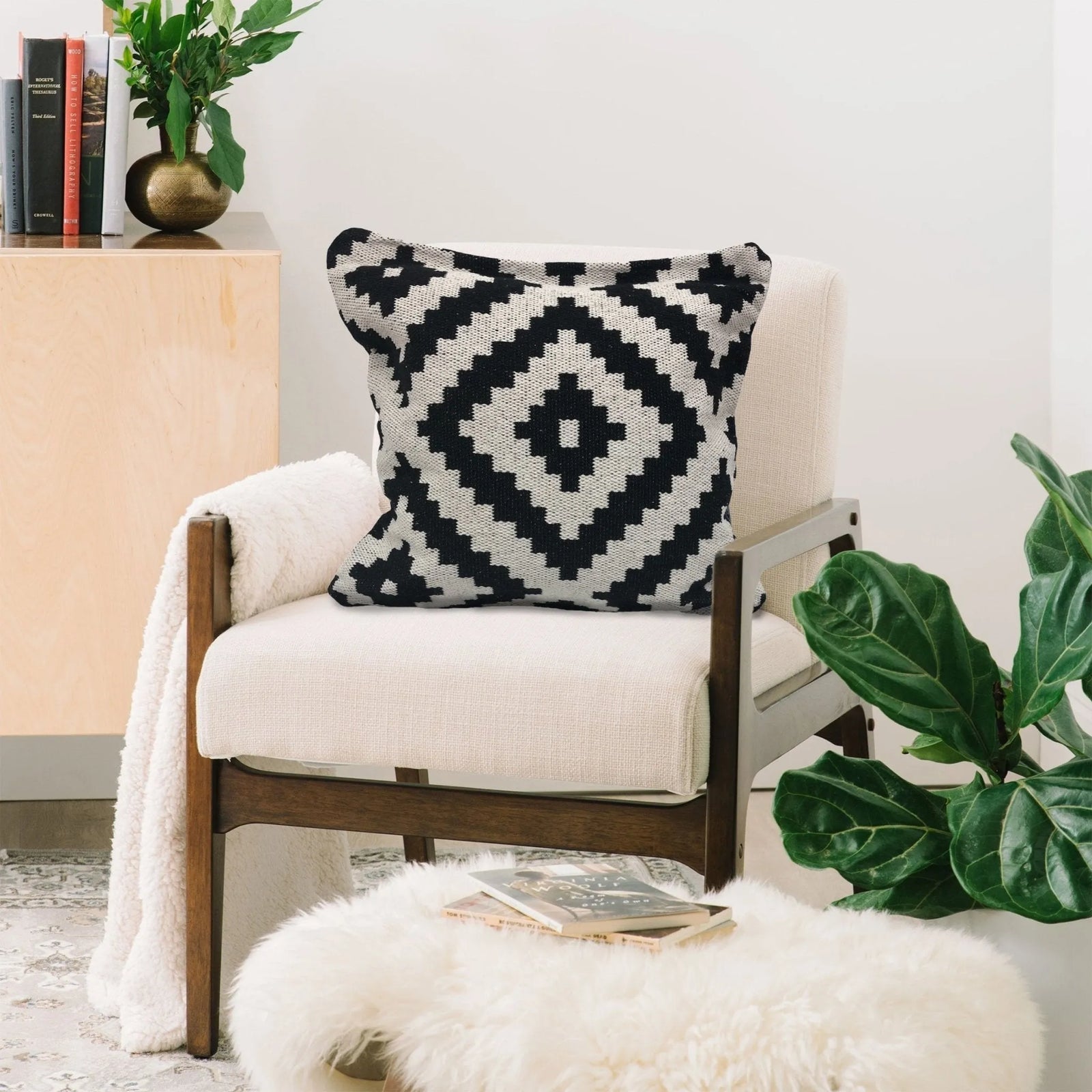 Modern Motif Lr05262 Black/White Pillow - Rug & Home