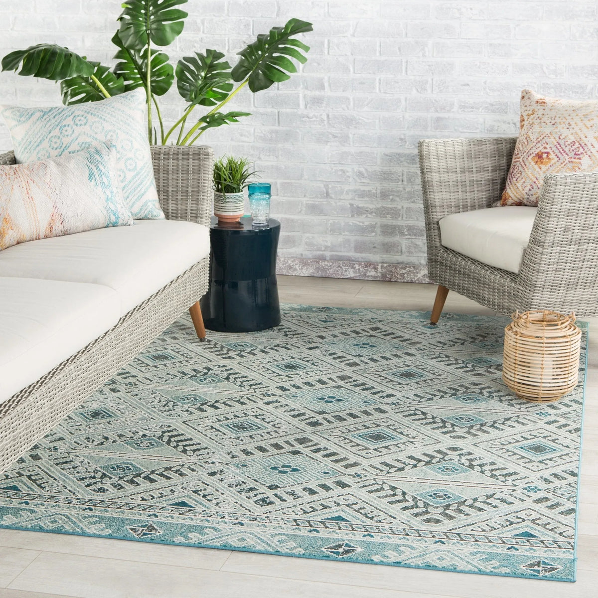 Rhythmik By Nikki Chu By Nikki Chu Rhn07 Sax Blue/White Rug - Rug & Home