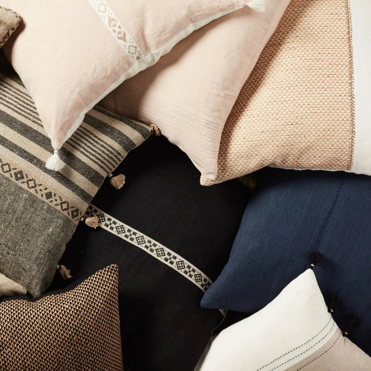 Taiga Tga02 Loma Black/Ivory Pillow